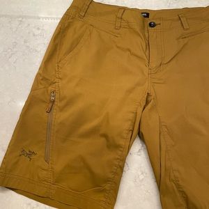 Shorts Arcteryx size 32 mustard